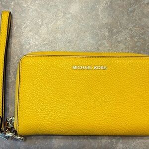 🚫SOLD🚫
Michael Kors Large Pebbled Leather Smartphone Wristlet